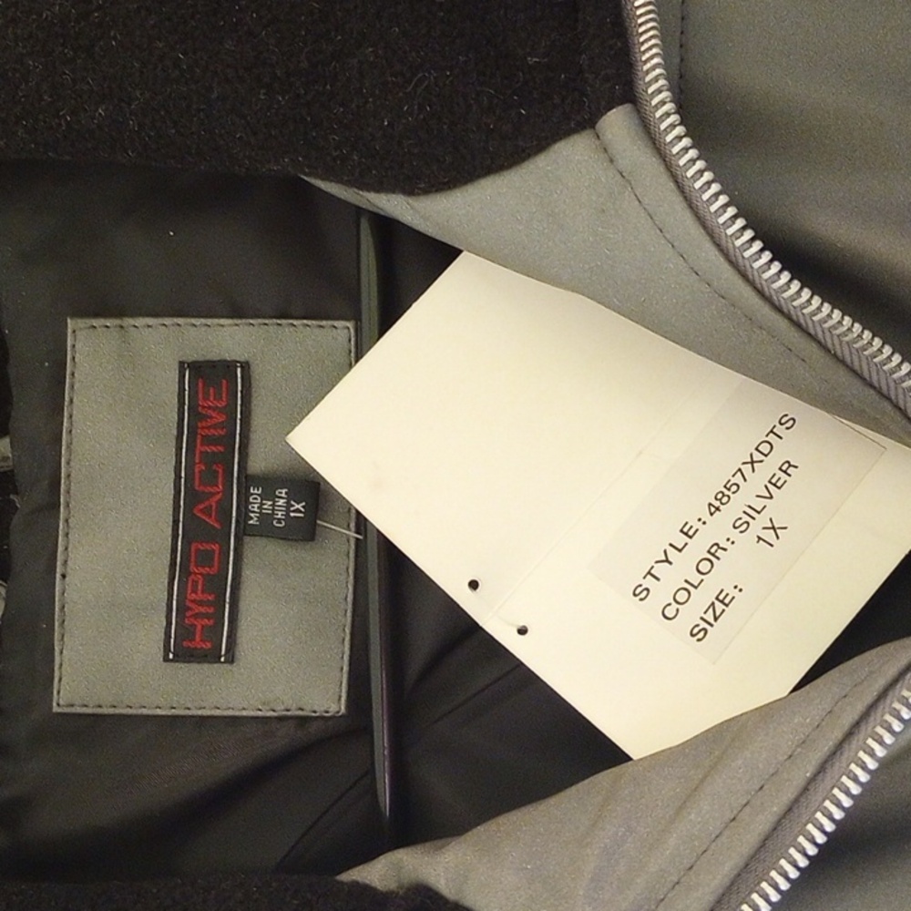 NWT Hypo Active Size 1X, Silver quilted coat, Black fleece collar, Pockets, Zip - Picture 3 of 3
